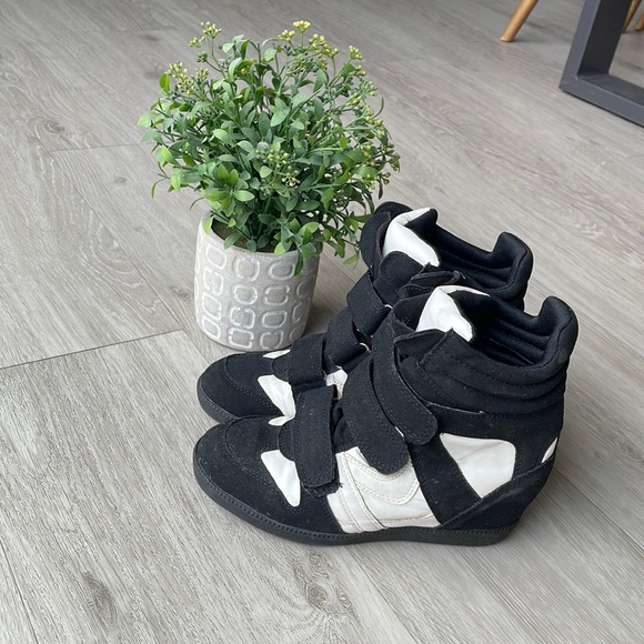 Super cute sneaker with hidden wedge - Picture 1 of 3